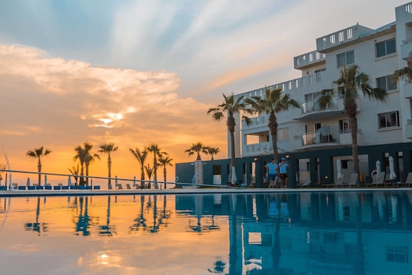 Kolam renang tertutup, kolam renang terbuka