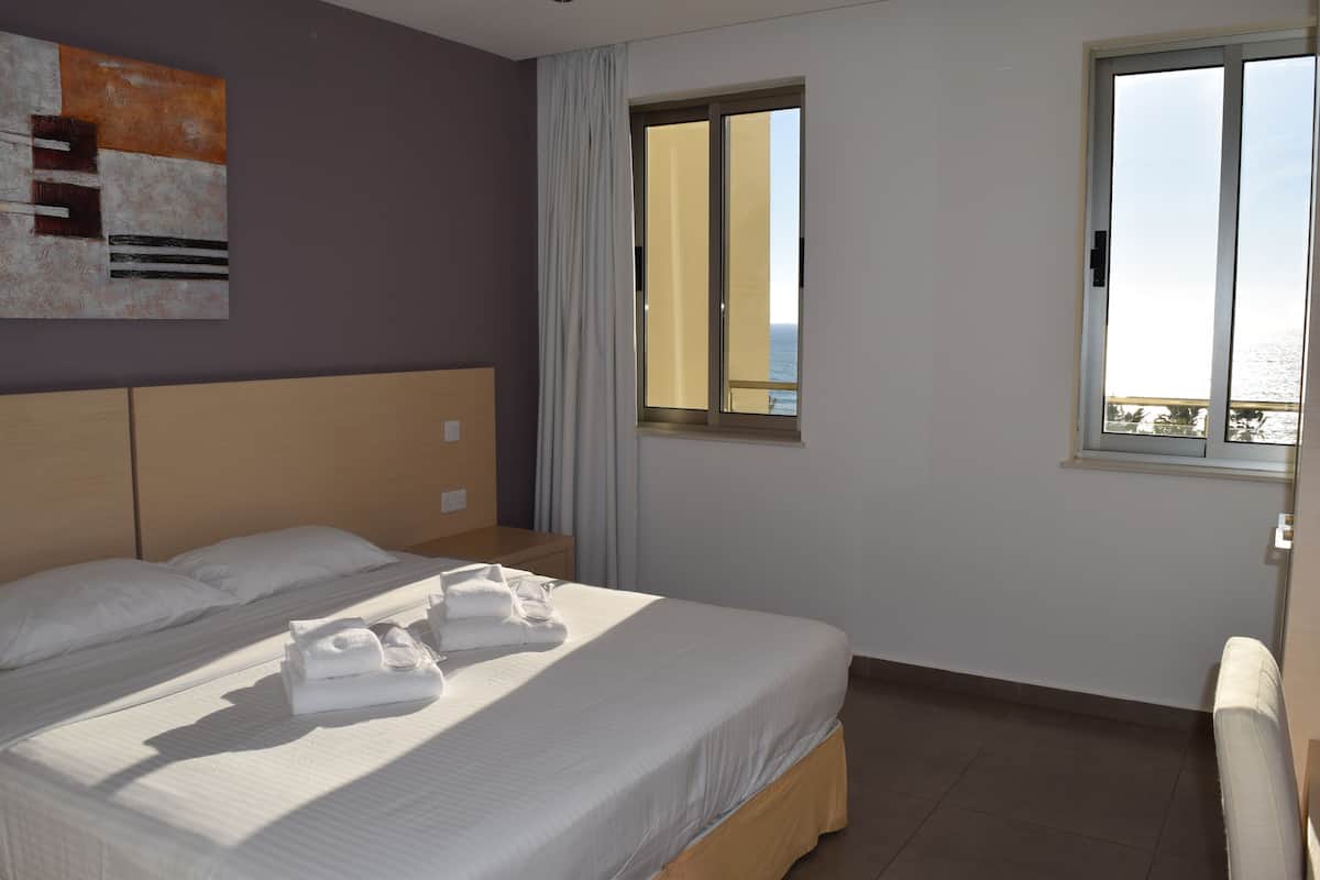 Two Bedroom Suite Sea View | Brankas, meja kerja, tirai kedap cahaya, dan kedap suara