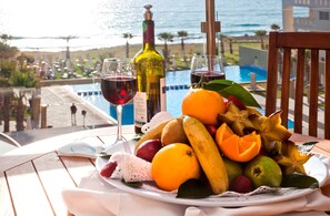 ตู้นิรภัยในห้องพัก, โต๊ะทำงาน, ผ้าม่านกันแสง, ห้องเก็บเสียง