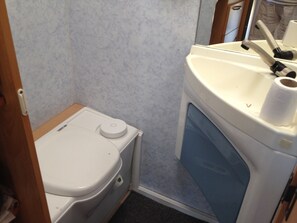 Mobile Home | Bathroom | Shower, towels - Camping A La Ferme De Cornaton (Confrancon)