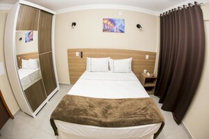 Escritorio, cortinas blackout y tabla de planchar con plancha 