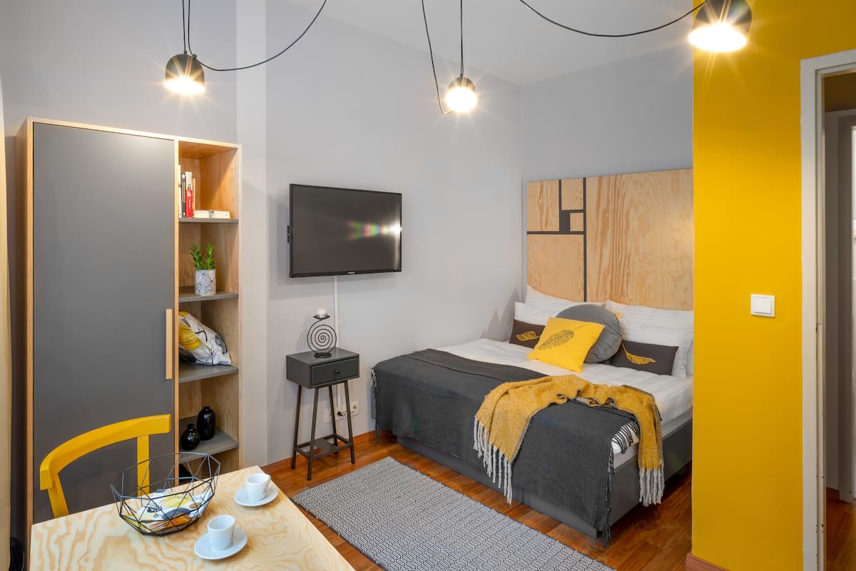 Studio | Hypo-allergenic bedding, in-room safe, individually decorated