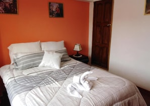 Habitación básica doble, baño privado | 1 dormitorio, tabla de planchar con plancha, wifi gratis y ropa de cama