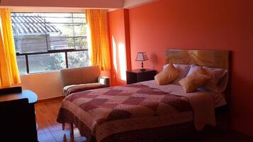 Habitación básica doble, baño privado | 1 dormitorio, tabla de planchar con plancha, wifi gratis y ropa de cama