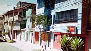 A street view with multi-story buildings, some with balconies, and a clear sky. - Kaboka Cusco Hospedaje Familiar (Cusco)