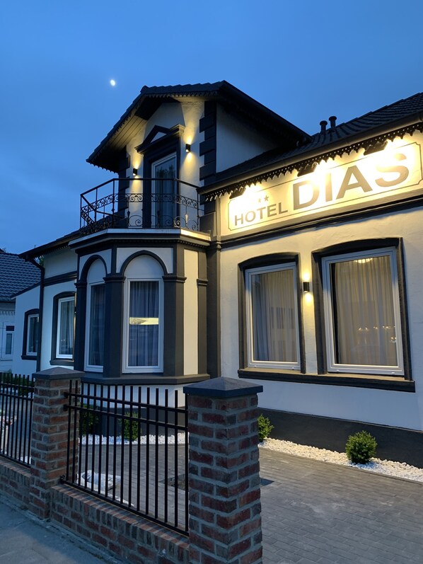A hotel with a balcony, large windows, and a sign reading "HOTEL DIAS". - Hotel Dias (Pinneberg)