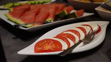 A plate of sliced tomatoes and mozzarella cheese.