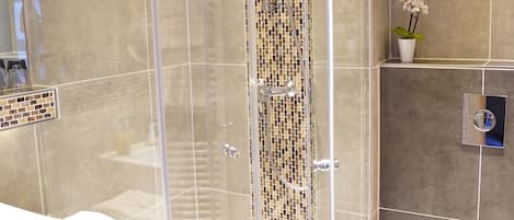 Dusche, Haartrockner, HandtĂŒcher, Shampoo