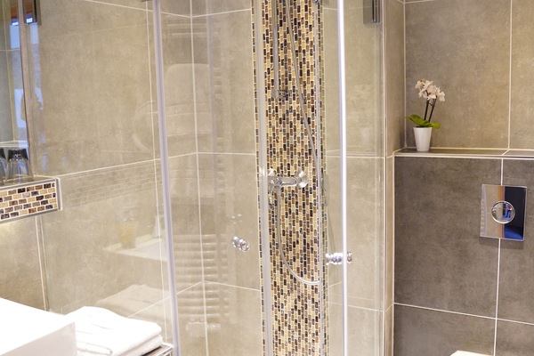 Shower, pengering rambut, handuk, dan sampo