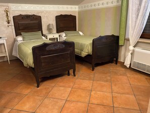 Family Room (Il Melo) | Minibar, desk, blackout drapes, soundproofing - B&B Torre in Langa (Carru)