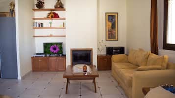 Televisio, takka, DVD-soitin, stereot