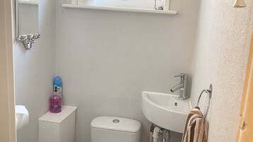 Basic Double Room | Bathroom | Shower, hair dryer, towels
