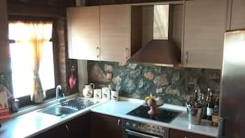 Maison, 3 chambres, vue montagne | Cuisine privée | Grand réfrigérateur, four, plaque de cuisson, cafetière/bouilloire