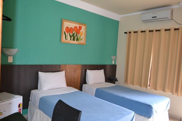 Twin Room | Minibar, desk, blackout curtains, free WiFi - Hotel Poloni (Itapetininga)
