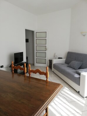 Apartamento família | Área de estar | TV