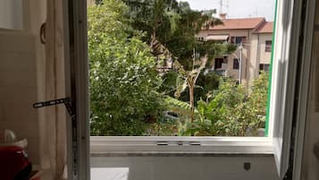 4 bedrooms, blackout curtains, iron/ironing board, free WiFi