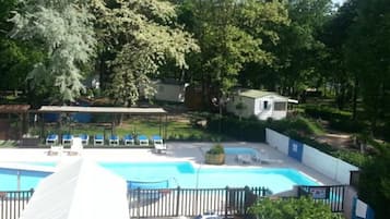 Piscine extérieure (ouverte en saison), parasols de plage