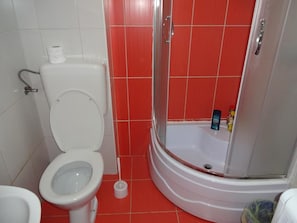 Studio, Garden View | Bathroom | Shower, free toiletries, hair dryer, slippers