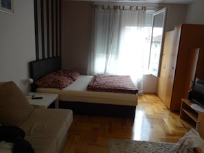 Bureau, fer et planche à repasser, lits bébé (gratuits), Wi-Fi gratuit