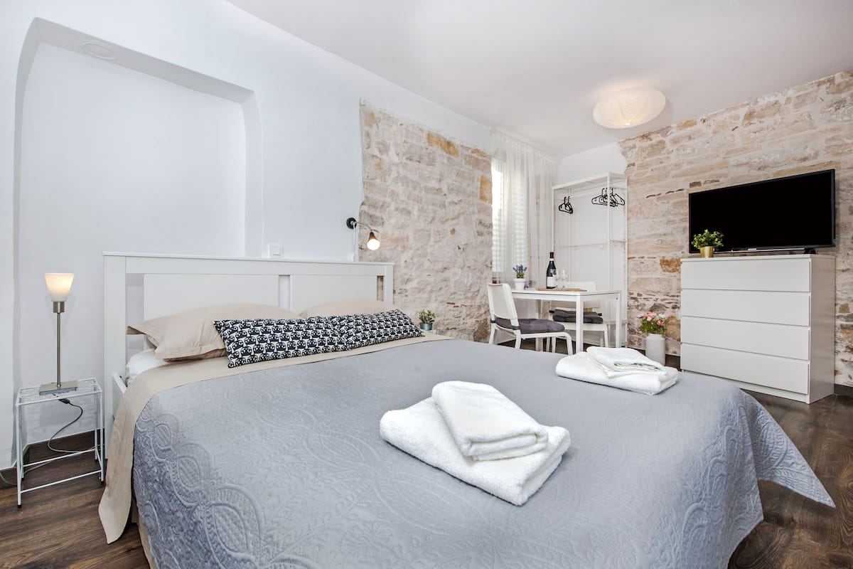Comfort Room | 1 bedroom, individually decorated, iron/ironing board, free WiFi