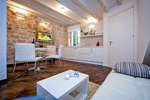 디럭스 아파트 | 거실 공간 | 케이블 채널 시청이 가능한 50cm 평면 TV, TV