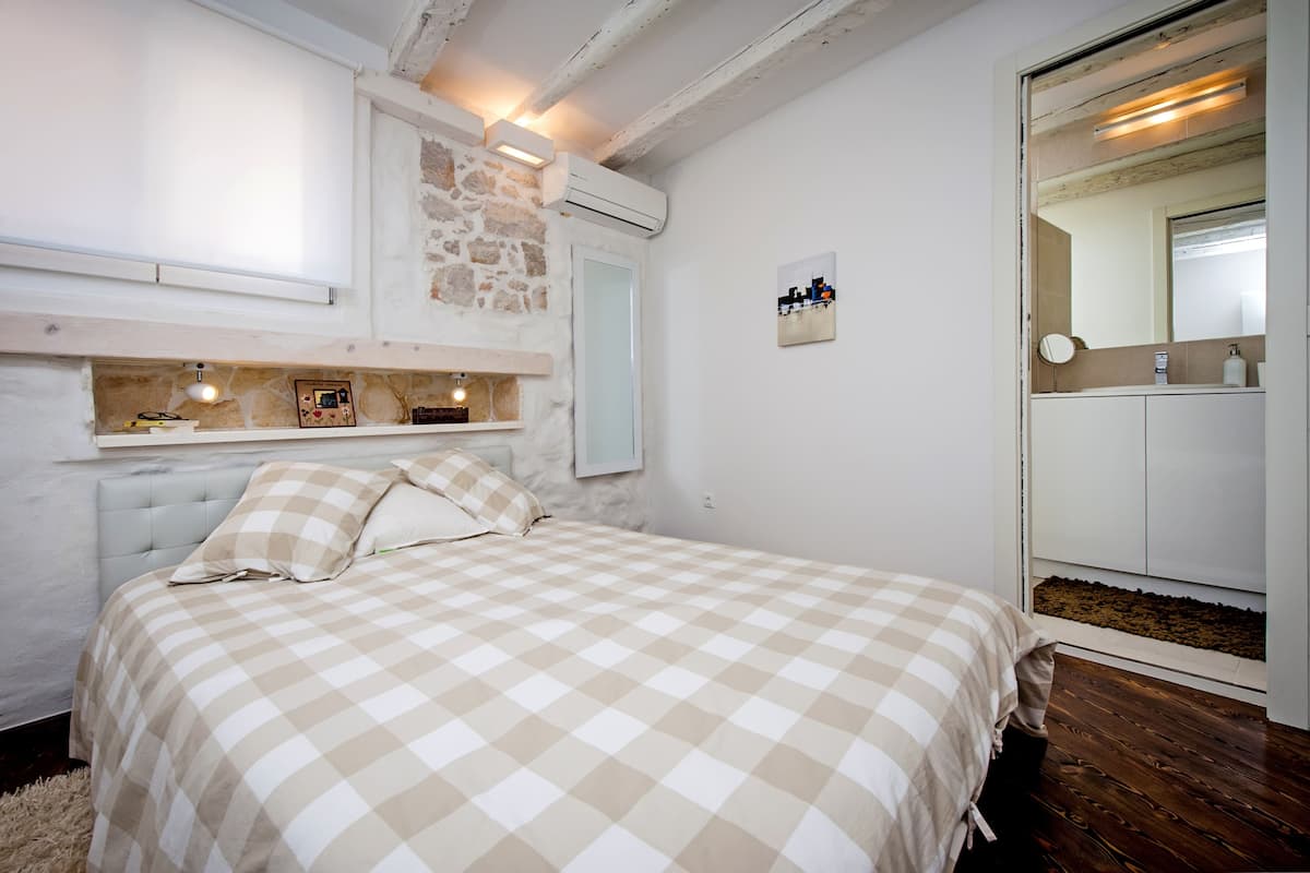 Deluxe Apartment | 1 bedroom, individually decorated, iron/ironing board, free WiFi