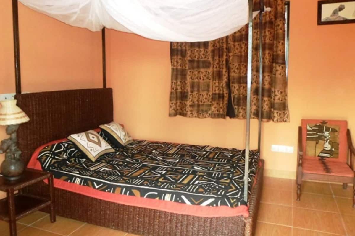 Desk, blackout drapes, iron/ironing board, free WiFi