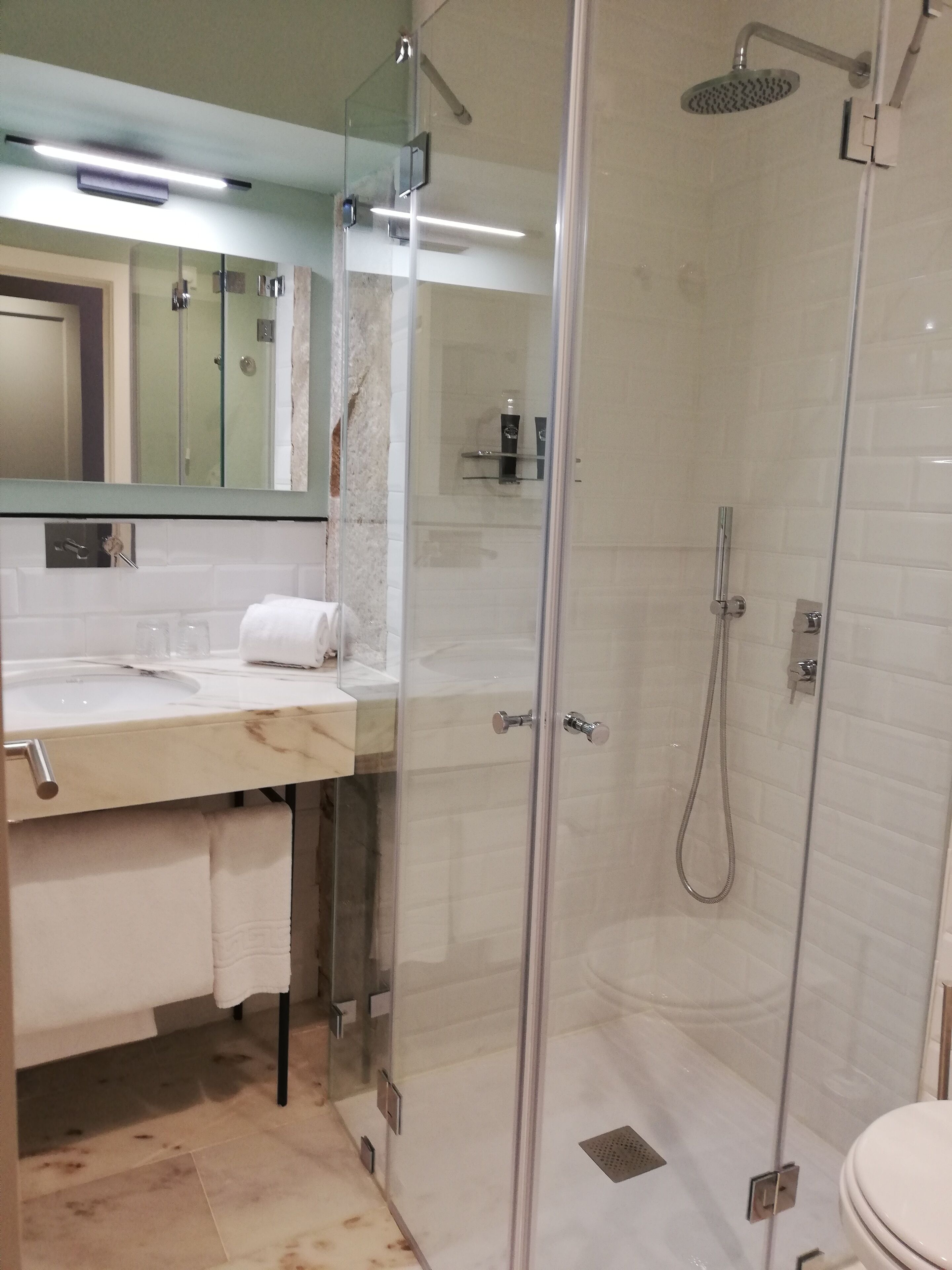 standard double room | bathroom | free toiletries, hair dryer, bathrobes, slippers