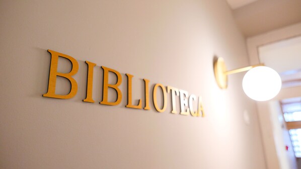 A wall with the word "BIBLIOTECA" in large, golden letters. - Casa dos Ofícios Hotel (Tomar)