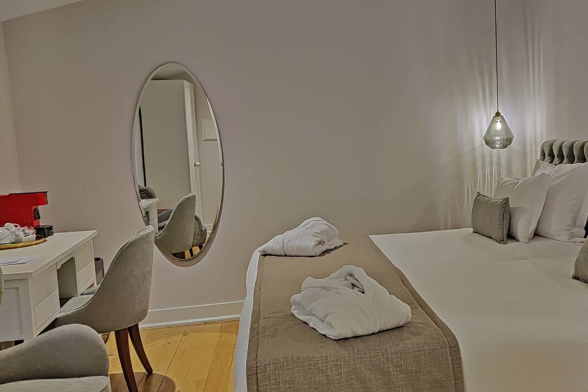 Hypo-allergenic bedding, minibar, in-room safe, desk