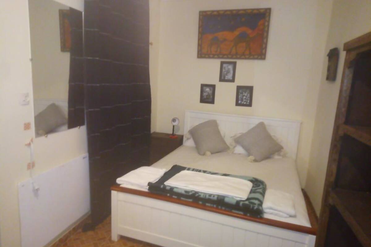 Free WiFi, bed sheets