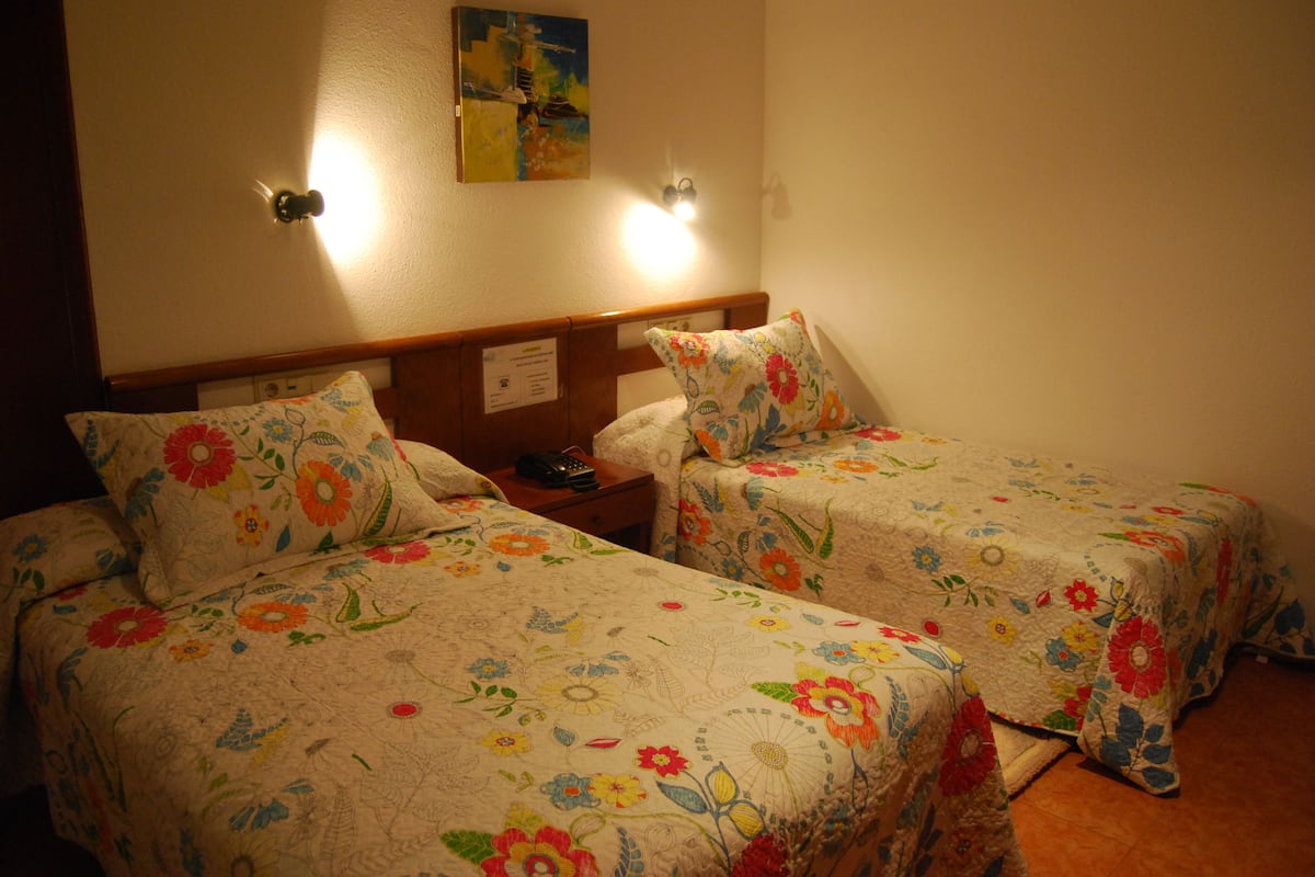 Bureau, lits pliants/supplémentaires, Wi-Fi gratuit, draps fournis
