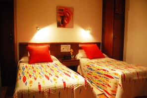 Chambre avec lits jumeaux | Bureau, lit d’appoint (supplément), accès au Wi-Fi (inclus)