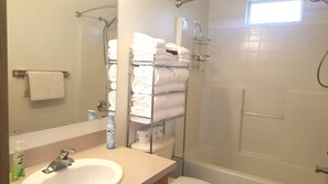 Asciugacapelli, asciugamani, sapone, shampoo