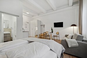 Suite with Sofa Bed | 特色装修、特色家居、办公桌、笔记本电脑工作区