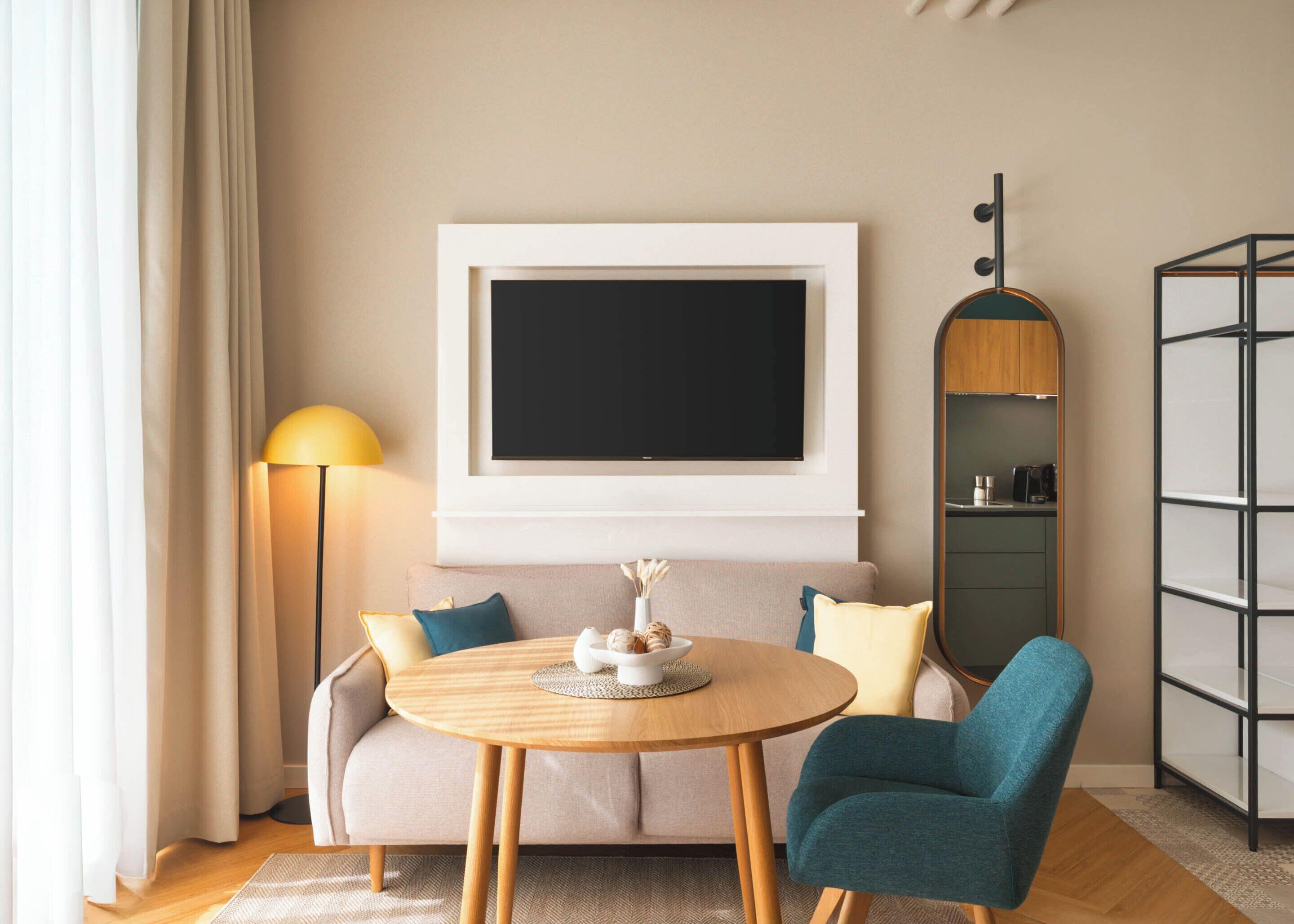 Design Suite mit Terrasse | Individuell dekoriert, individuell eingerichtet, Schreibtisch