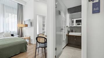 Suite with Sofa Bed | Individually decorated, individually furnished, desk, laptop workspace