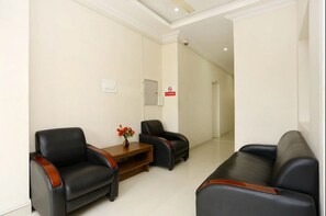 Quarto superior, 1 quarto, banheiro privativo | Área de estar no saguão