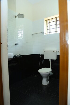 Chuveiro, toalhas de banho