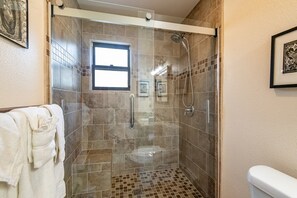 Duschwanne, kostenlose Toilettenartikel, Haartrockner, Handtücher