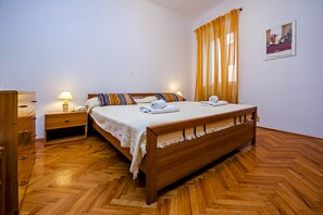 2 chambres, fer et planche à repasser, lits bébé (gratuits)