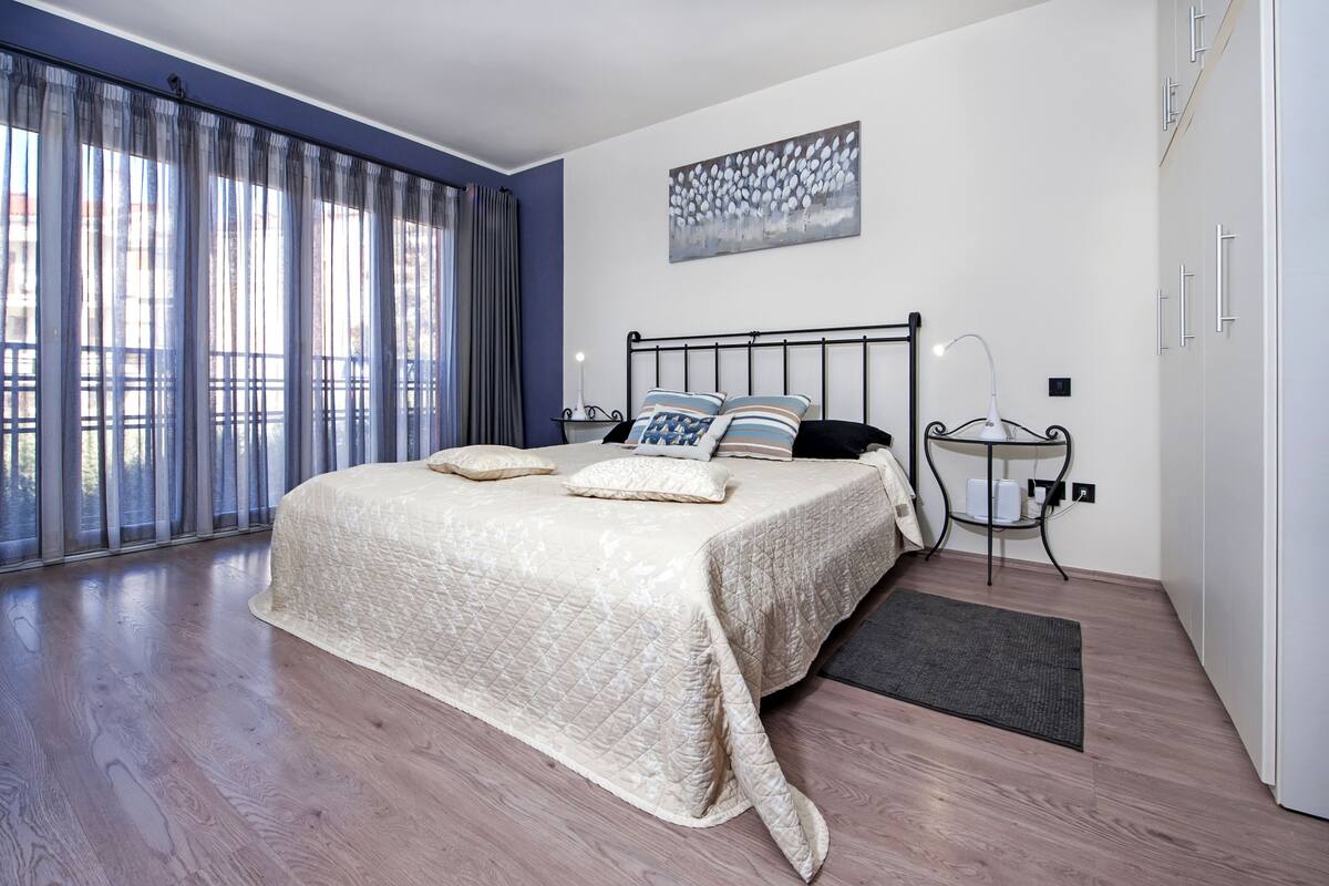 In-room safe, desk, laptop workspace, free WiFi