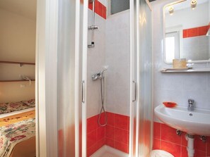 Habitación con 1 cama doble o 2 individuales | Baño | Ducha, artículos de higiene personal gratuitos, secador de pelo y bidé