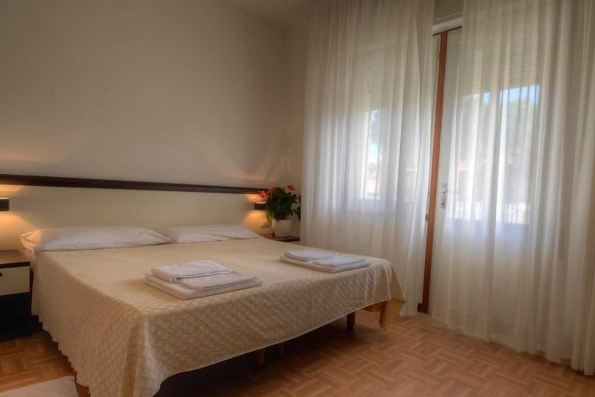 In-room safe, desk, cots/infant beds, free WiFi