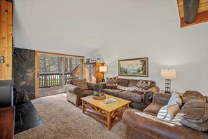 TV, fireplace - Wildflower Getaway with Access to Exclusive Golf (Bend)