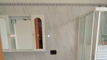 Camera tripla (Queen) | Bagno | Asciugacapelli, bidet, asciugamani, sapone