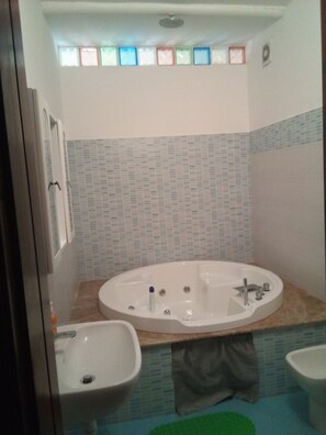 Family Room (King) | Deep soaking bathtub