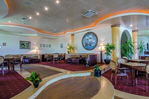 Dining - Admiral (Golden Sands)