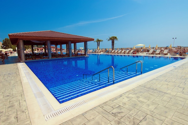 Piscina coberta, piscina a l'aire lliure, para-sols i gandules 