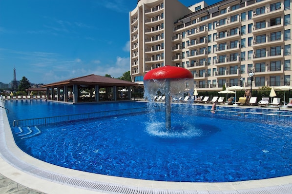 Indoor pool, outdoor pool, open 8:00 AM to 6:00 PM, pool umbrellas - Admiral (Golden Sands)
